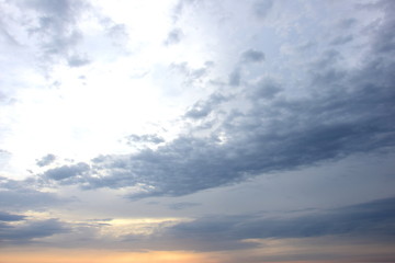 Wolkenbilder nach einer Regennacht bei Sonnenaufgang am Meer