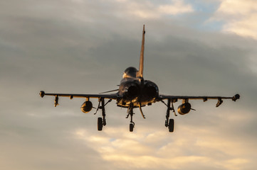 Eurofighter Typhoon aterrizando al atardecer
