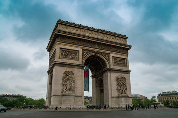 Fototapeta na wymiar the triumphal arch of triumph in paris