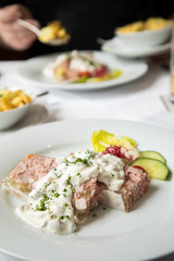Gurkensülze aus Schweinefleisch, saure Gurken und Gelee mit Remoulade und Bratkartoffeln