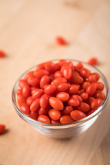 Frische Goji-Beeren Superfood in Glas Schale auf Holz Brett Hintergrund