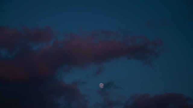 昇る月に夕雲　タイムラプス v01
