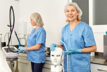 Obraz premium Skilled female cosmetologists at the medical center are preparing operating room