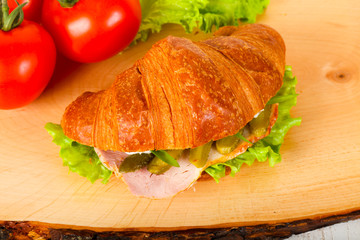 Croissat with ham and cucumbers