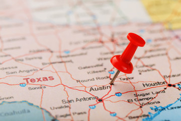 Red clerical needle on a map of USA, Texas and the capital Austin. Closeup Map Texas with Red Tack - obrazy, fototapety, plakaty