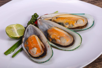 Half mussels with lime and pepper