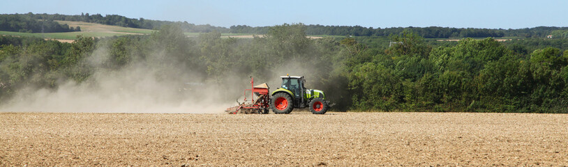 Semis dans un champ par un tracteur	