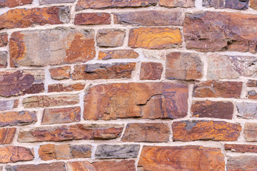 Alte traditionelle Burgmauer aus massiven Felsen und Steinen zeugt von der Handwerkskunst der alten...
