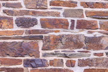 Alte traditionelle Burgmauer aus massiven Felsen und Steinen zeugt von der Handwerkskunst der alten...