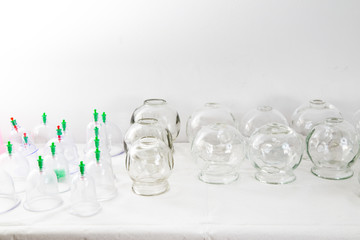 Bańki chińskie, szklane na białym stole na białym tle.