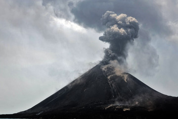 Le volcan Krakatoa en éruption le 10 septembre 2018