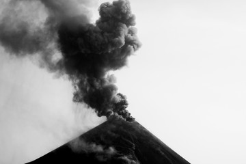 Le volcan Krakatoa en éruption le 10 septembre 2018