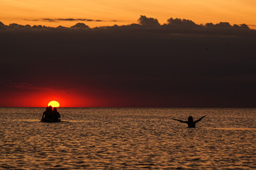Fototapeta premium Together in the sunset on the sea