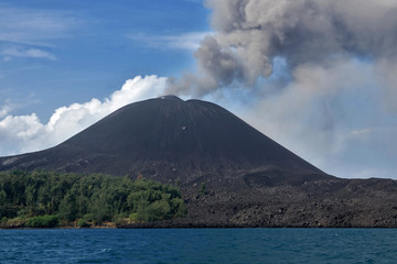Le volcan Krakatoa en &eacute;ruption le 10 septembre 2018