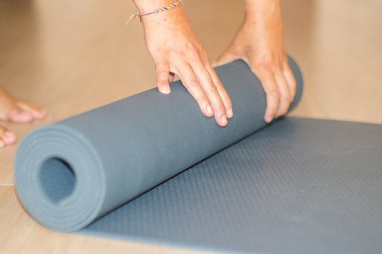 Profesora de yoga preparando el material antes de comenzar la clase