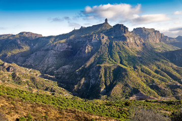 Fototapeta na wymiar Bergmassiv mit Canyons und Roque Nublo Bergspitze