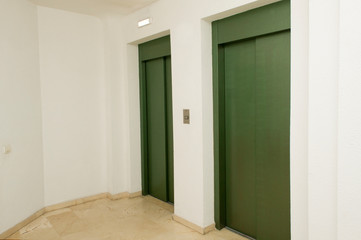  Elevator that has two doors 
