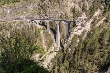 Papier Peint photo Viaduc de Landwasser Vue depuis le viaduc historique de Landwasser du chemin de fer rhétique près du village Filisur, Alpes Suisses