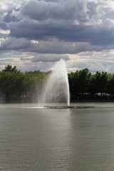 La fuente del lago de la capital del reino