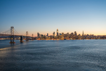 Fototapeta premium Panoramiczny, piękny widok na most Oakland Bay Bridge i miasto SF o zmierzchu, San Francisco, Kalifornia
