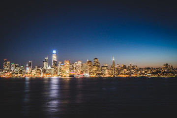 Fototapeta na wymiar Panoramic beautiful scenic view of the San Francisco city and Financial City skyscraper buildings in the evening, California, USA