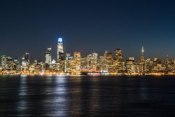 Fototapeta na wymiar Panoramic beautiful scenic view of the San Francisco city and Financial City skyscraper buildings in the evening, California, USA