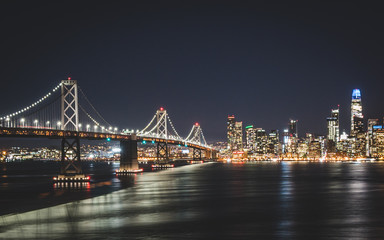 Naklejka premium Panoramic beautiful scenic view of the Oakland Bay Bridge and the San Francisco city in the evening, California