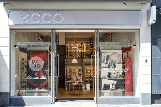 lykke i tilfælde af detail AMSTERDAM, THE NETHERLANDS - JULY 4, 2019: ECCO branch. ECCO Sko A/S is a  Danish shoe manufacturer and retailer founded in 1963 by Karl Toosbuy in  Bredebro, Denmark. Stock Photo | Adobe Stock