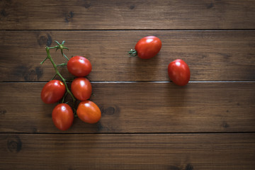 Tomaten Toscanella auf dem hölzernen Hintergrund