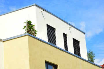 Fototapeta na wymiar Moderne Betonbalkone und Attika-Schutzbleche an Neubau-Hausfront