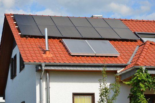 Solaranlage auf dem Ziegeldach eines Wohngebäudes