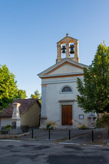Eglise et monument aux morts du village de Saint-Pierre d'Argençon, Hautes-Alpes, France