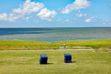 Friedrichskoog blaue Strandk&ouml;rbe am Badestrand