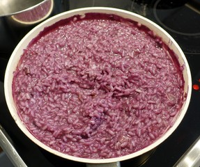photograph representing a pan full of steaming risotto
