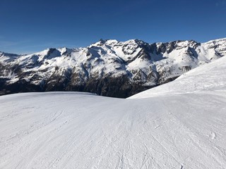 paysage de montagne enneigé sous le soleil
