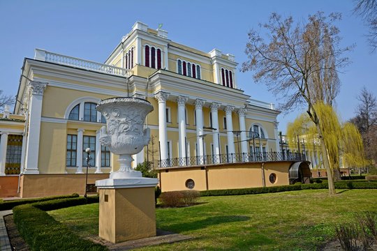 Gomel Palace and Park Ensemble. View of the central part of the Rumyantsev and Paskevich Palace. The central part of the palace is an architectural monument of the end of the XVIII century.