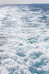 Obraz premium Foamy trail stretches for the ship