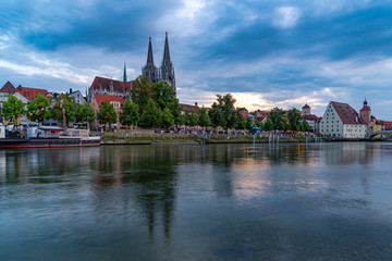 Die Nacht bricht herein über der Regensburger Altstadt