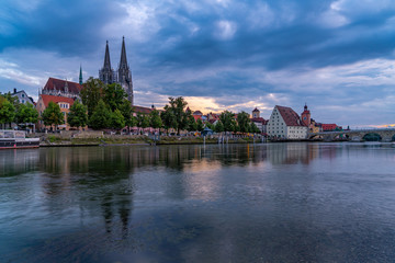 Donau-Ufer und Regensburger Altstadt am Abend