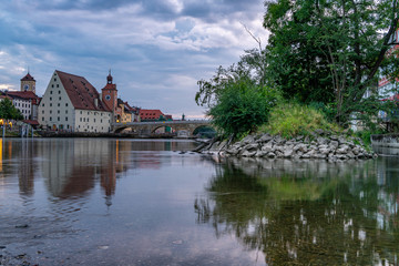 Fototapeta na wymiar Abenddämmerung am Donau-Ufer in Regensburg