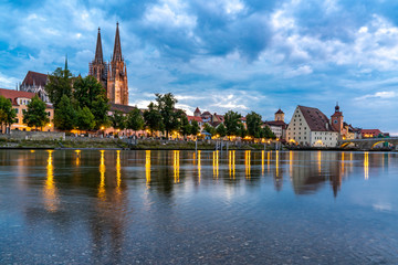 Fototapeta na wymiar Panorama der Regenburger Altstadt in der Abenddämmerung