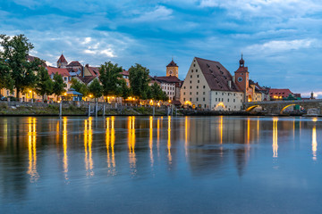 Abendliche Beleuchtung an der Donau in Regensburg