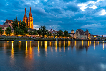Regensburg an der Donau in der Abenddämmerung