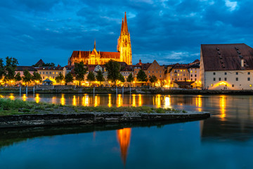 Beleuchtetes Donau-Ufer in Regensburg