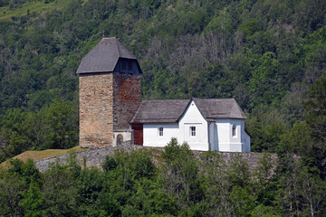 Fototapeta na wymiar Burg Surcasti und Kirche Sogn Luregn, Valsertal