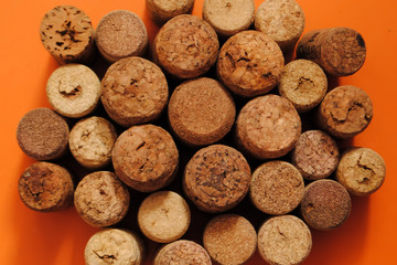 Wine corks on an orange background. Different wine corks. - 283622510