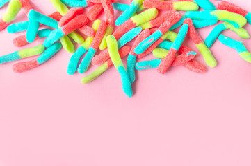 gomitas de colores  sobre un fondo rosado para dise&ntilde;o de pancarta, p&oacute;ster, folleto, tarjeta