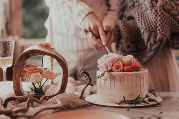 Obraz na płótnie Canvas Wedding cake with candles on a table