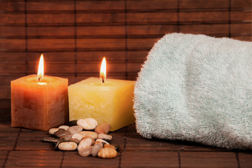 Fototapeta na wymiar spa with candles and towel