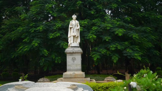 bangalore city day time cubbon park memorial statue slow motion panorama 4k india